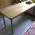 Jednoduchý jídelní stůl z dubového masivu